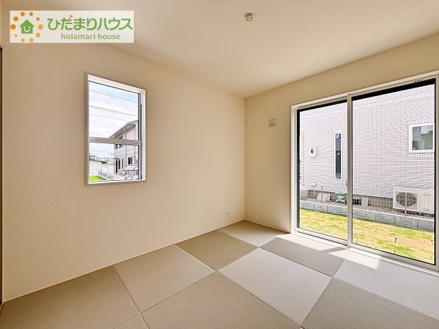 【和室】 | 土浦市小岩田東2丁目6期　新築戸建　2号棟 | リビングと隣り合わせにある和室は合わせて24帖！扉を閉めれば、来客用の部屋として使えます♪