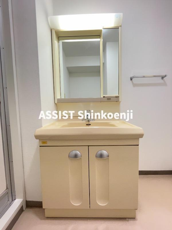 メゾンフォレストの独立洗面台|別号室の参考写真です