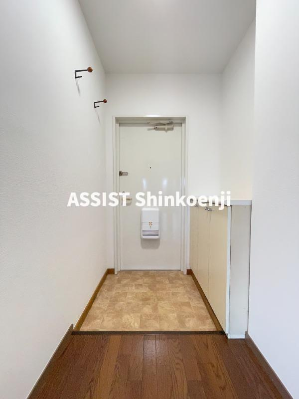 メゾンフォレストの玄関|別号室の参考写真です