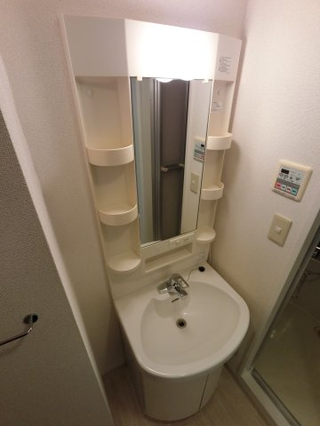 パインタワーの独立洗面台