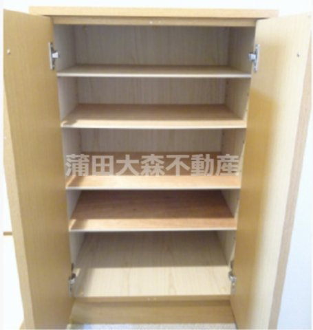 ロイヤルアメニティー南馬込の設備|玄関収納　シューズBOX