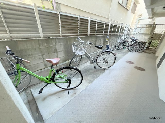 ビューラー山手　仲介手数料無料の駐車場
