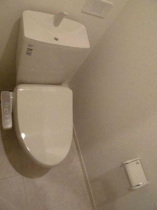 メゾン・ドゥ・ベージュ・エ・グリーズのトイレ|ゆったりとした空間のトイレです