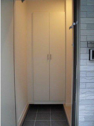 メゾン・ドゥ・ベージュ・エ・グリーズの玄関|収納もある玄関です