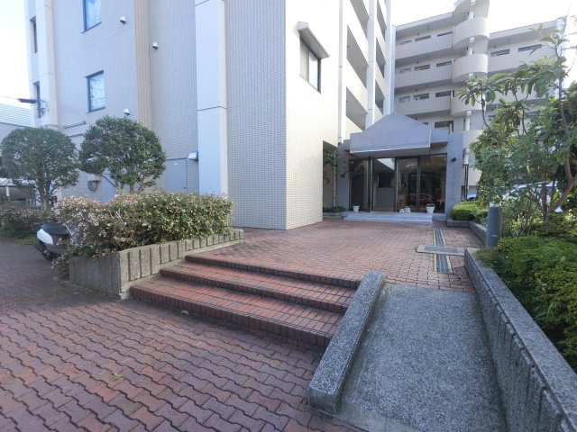 ローズガーデンのエントランス