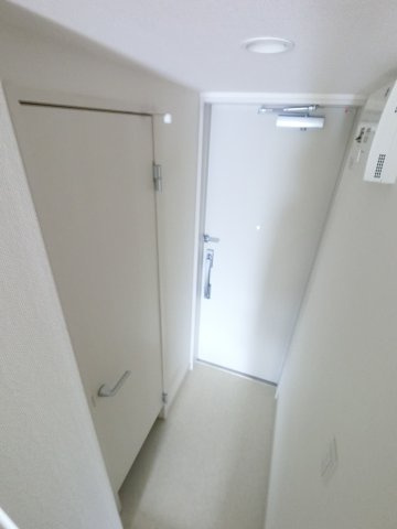 ヴィラ原木中山の玄関