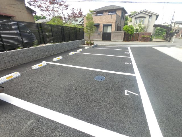 ヴィラ原木中山の駐車場