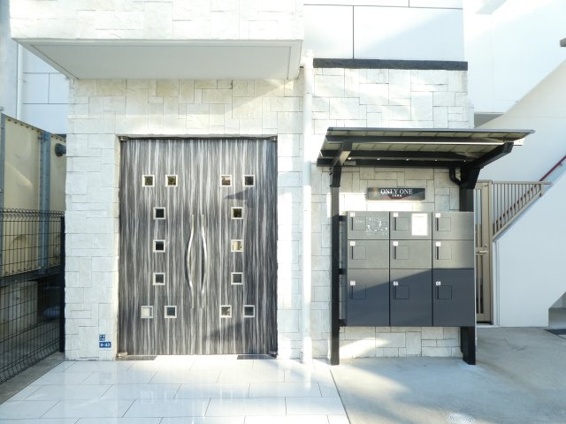 ＯＮＬＹＯＮＥ宝塚駅前のエントランス