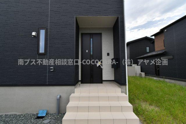中央市井之口の新築一戸建の玄関|玄関正面