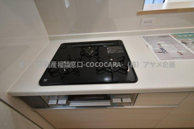 中央市井之口の新築一戸建のキッチン|3口ガスコンロ