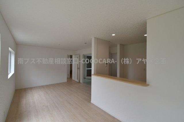 中央市井之口の新築一戸建の居間・リビング|南東側から撮影