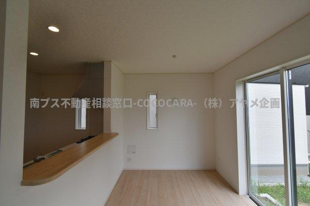 中央市井之口の新築一戸建の居間・リビング|LDK東面
