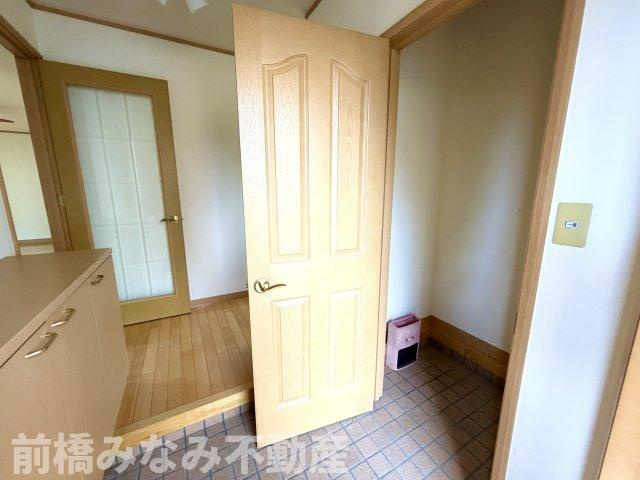 【中古】前橋市箱田町　４LDKの玄関|広々シューズクローゼット付き