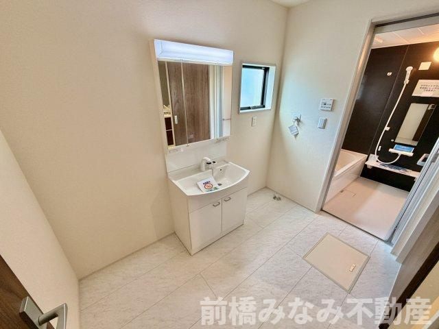 【新築】前橋市小相木町第6　限定１棟　リーブルガーデン　新築建売の独立洗面台|朝の支度にも助かる、独立の洗髪洗面化粧台
