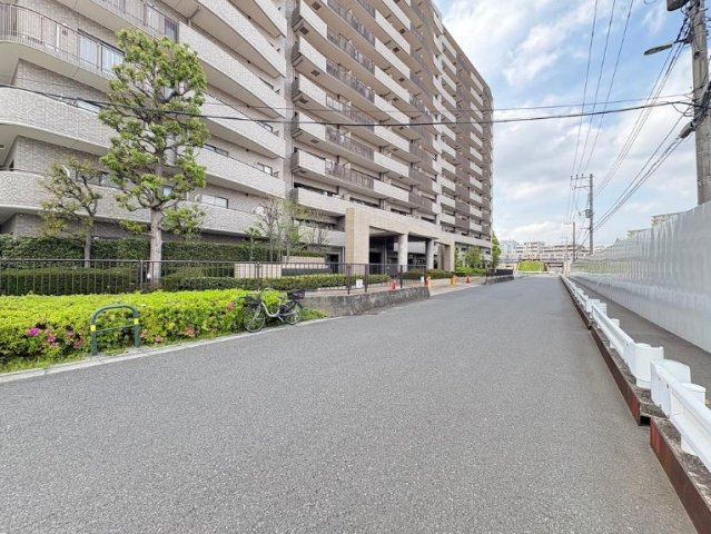 コスモシティ北千住のエントランス|「京成関屋」駅徒歩７分！平成１２年築の耐震基準適合大規模マンション、コスモシティ北千住は即日現地案内可能となっておりますので、お気軽にお問い合わせください！
