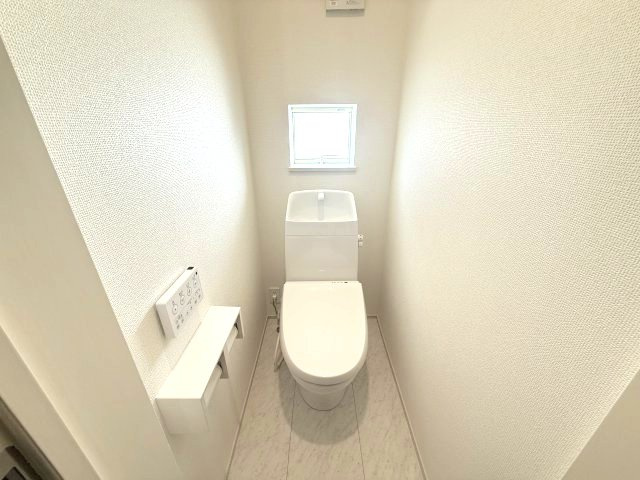 ハートフルタウン前橋市朝倉町3丁目11番　A号棟のトイレ|【イメージ画像】2階トイレです。清潔感のある白を基調としています。