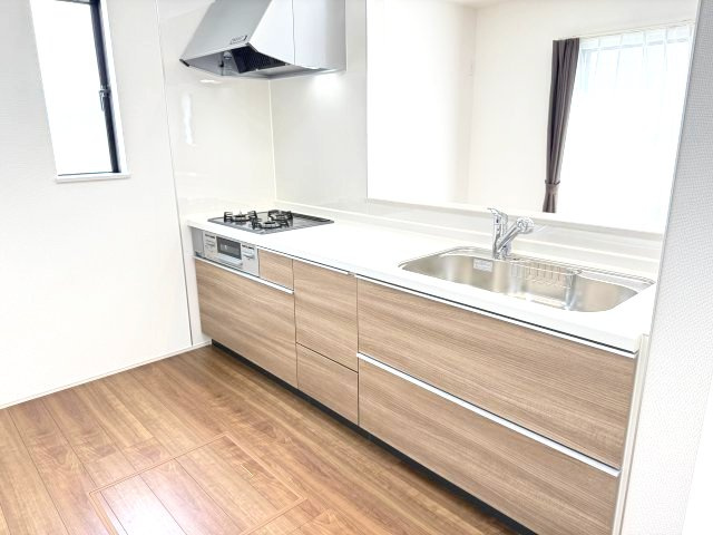 ハートフルタウン前橋市朝倉町3丁目11番　A号棟のキッチン|【イメージ画像】人気のカウンターキッチン採用です☆
コンロも３口ご用意しています！調理スペースも広くストレスなくお料理できます。
浄水器つきなので美味しいお水も飲めますよ♪