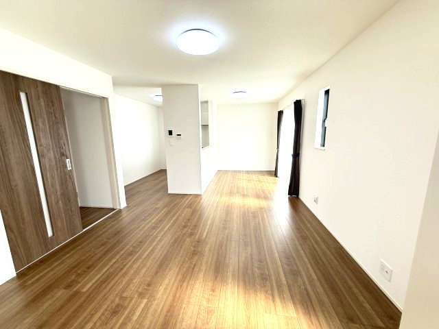 ハートフルタウン前橋市朝倉町3丁目11番　A号棟の居間・リビング|【イメージ画像】ゆったり過ごせる16帖のリビングです♪人気の対面式キッチンを配した空間はお好みの家具も合わせやすく、家族がくつろぐ快適な空間造りをサポート。窓からは明るい陽光が差し込みます。
