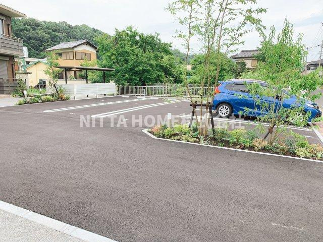 舞鶴市字福来のアパートの駐車場|敷地内に駐車場も完備♪
