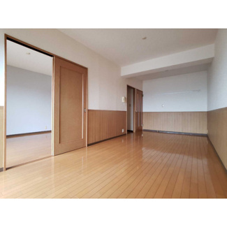 【居間・リビング】 | フローラ大塚壱番館 | こちらの居間で趣味の時間をお楽しみください