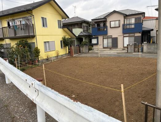 【土地】鶴ヶ島市藤金建築条件無し売地の前面道路含む現地写真