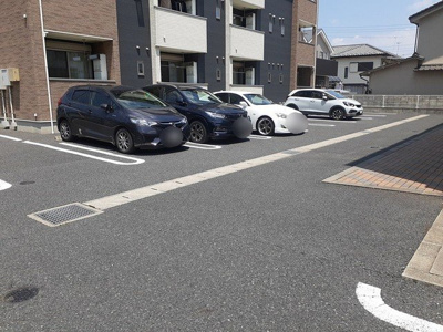 【駐車場】 | ヴィラ・ロイヤルⅡ | 駐車スペースもあります