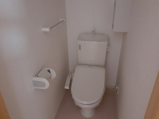 【トイレ】 | ヴィラ・ロイヤルⅡ | コンパクトで使いやすいトイレです