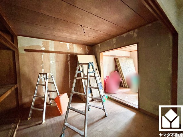 上田東町住宅三号棟の洋室|約5.2帖の洋室です。全居室にクローゼットを設置予定で、お部屋の広さを最大限に活用できます。（リフォーム中の写真です）