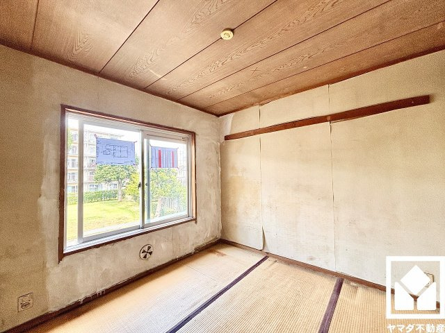 上田東町住宅三号棟の和室|現況和室となっておりますが、約5.1帖の洋室へ間取り変更予定です。（リフォーム中の写真です）