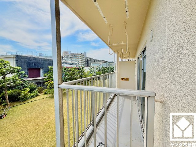 上田東町住宅三号棟のバルコニー|南西向きバルコニーで陽当たり、風通し良好。たっぷりの洗濯物も気持ちよく乾きます。（リフォーム中の写真です）