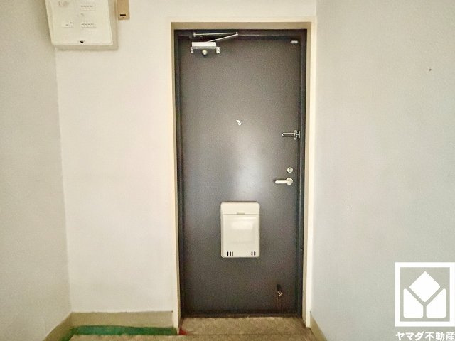 上田東町住宅三号棟の玄関|玄関にはシューズボックスを設置予定。家族の靴もしっかり収納できるので、玄関がいつも片付き、気持ちよくお客様を迎えられます。（リフォーム中の写真です）