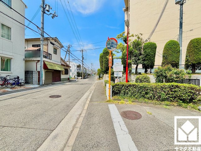 上田東町住宅三号棟のその他|コープや100円ショップのワッツなどが出店するショッピングモール「メルカードむこがわ」まで徒歩8分。専門店や飲食店も豊富で、日々のお買い物やお食事の選択肢が広がります。