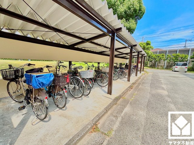 上田東町住宅三号棟の駐輪場|屋根付き駐輪場なので、雨や日差しの影響を受けにくく、大切な自転車の保管にも便利です。