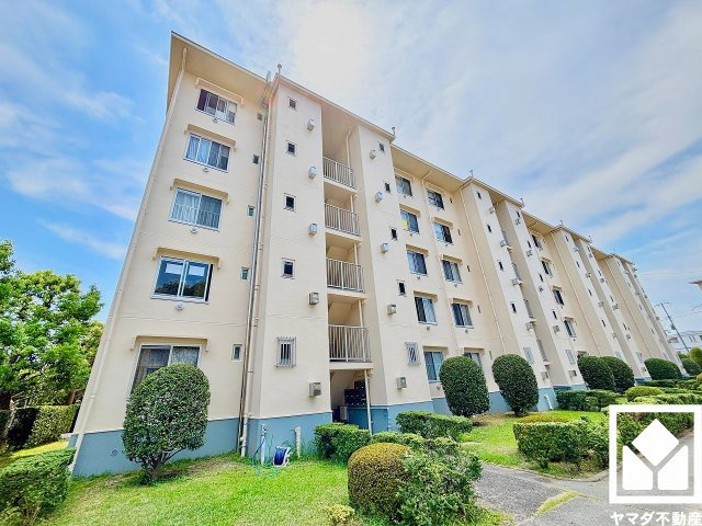 上田東町住宅三号棟の外観|敷地内は木々が多く植えられていて、四季の移り変わりが感じられる緑豊かな景観です。四季折々の自然を身近に感じながら、落ち着いた雰囲