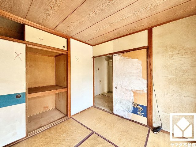 上田東町住宅三号棟の和室|約5.1帖の洋室へ間取り変更予定です。現況襖となっておりますが、開き戸へ変更予定です。（リフォーム中の写真です）