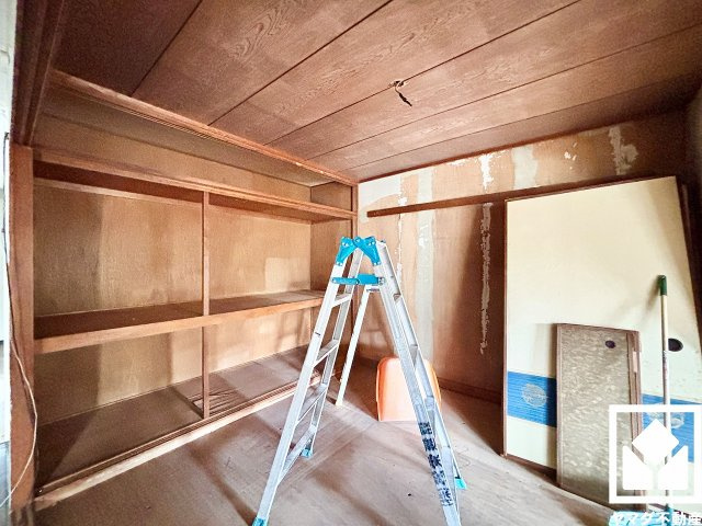 上田東町住宅三号棟の洋室|約5.2帖の洋室です。柔らかな光が差し込むお部屋で、快適で落ち着いた生活をお送りいただけます。（リフォーム中の写真です）