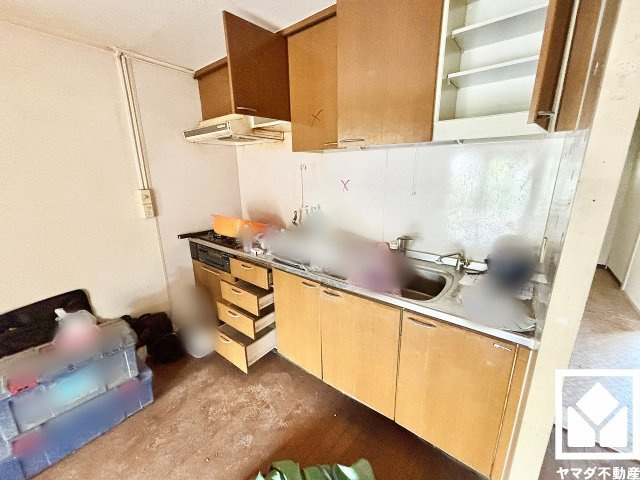 上田東町住宅三号棟のキッチン|都市ガス対応。月々の光熱費などのランニングコストを低く抑えやすい点が魅力です。（リフォーム中の写真です）