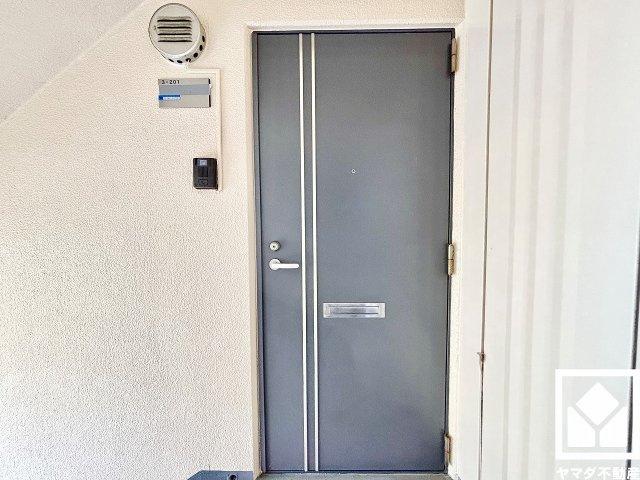 上田東町住宅三号棟の玄関|シンプルで洗練された玄関デザイン。帰るたびにホッとできる、心地よい住まいの入り口。（リフォーム中の写真です）