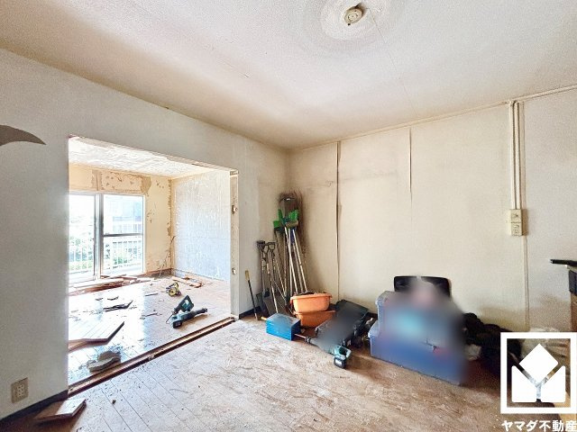 上田東町住宅三号棟の居間・リビング|南西向きの窓から自然光を取り込む、開放感あふれる暮らし。隅々まで光が降り注ぎ、明るく心地の良い空間。（リフォーム中の写真です）