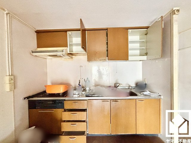 上田東町住宅三号棟のキッチン|キッチンを新規交換予定です。交換後も、空間を有効活用できる壁付けタイプになります。（リフォーム中の写真です）