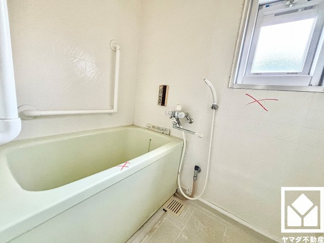 上田東町住宅三号棟の浴室|ユニットバスを新規交換予定です。窓が設置されており、自然換気や採光も確保された明るい浴室になっています。（リフォーム中の写真です）