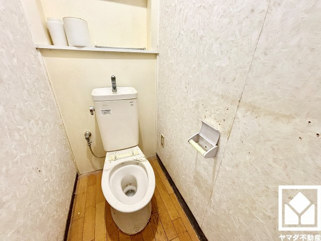 上田東町住宅三号棟のトイレ|トイレを新規交換予定です。毎日使う場所だからこそ、快適性にも配慮されています。（リフォーム中の写真です）