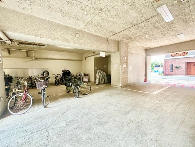 大塚台ハイツの駐車場|2026.07.31撮影

現地ご見学希望・資料請求などお気軽にお問い合わせ下さい！
03-5990-5201