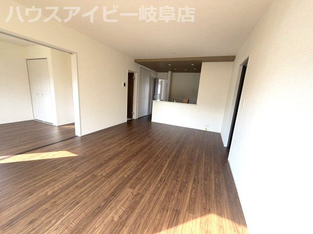 岐阜市尻毛！平屋の新築戸建全2棟！暮らしやすい動線が魅力の平屋です！木田小学校まで徒歩9分！の居間・リビング|岐阜市尻毛！平屋の新築戸建全2棟！暮らしやすい動線が魅力の平屋です！木田小学校まで徒歩9分！