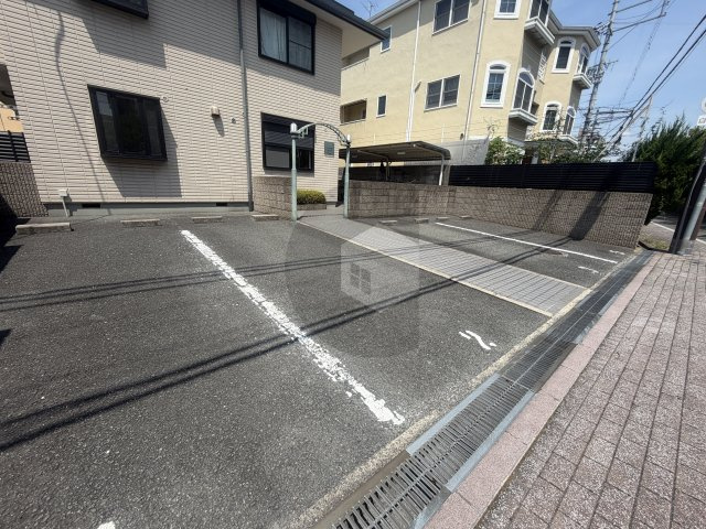 リヴィエール菱南の駐車場