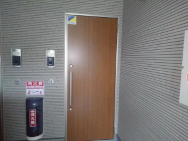 プラザハウスの玄関