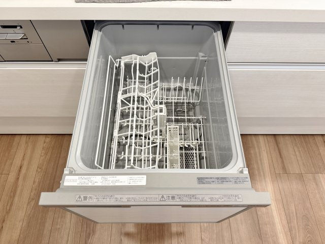 文京区千石2丁目のキッチン|【食器洗乾燥機】
食後の片づけに便利な食器洗乾燥付です 時間が有効活用でき、節水にもなります