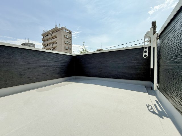 文京区千石2丁目のバルコニー|アクティブにもリラックスにも自由自在にお使いいただけるルーフバルコニー
陽当り良好でお洗濯物もしっかりと乾きます