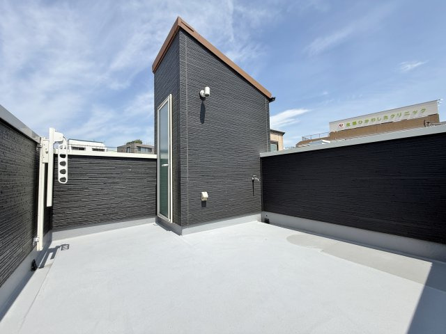 文京区千石2丁目のバルコニー|都心に居ながら気持ちの良い青空が望める家♪
休日には空が広がる屋上リビングでプライベート空間を満喫いただけます