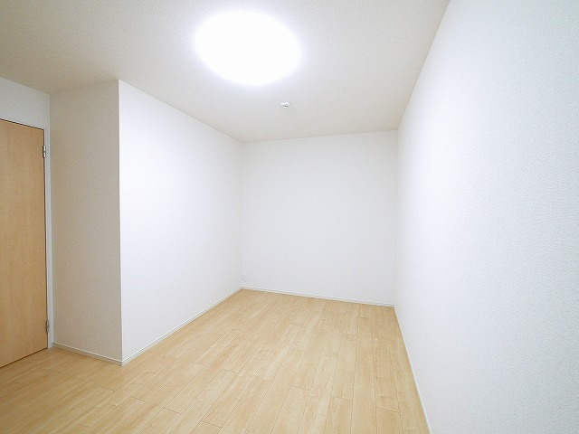 ＡＬＨＯＵＳＥ南城戸の内装|ゆったりした洋室です